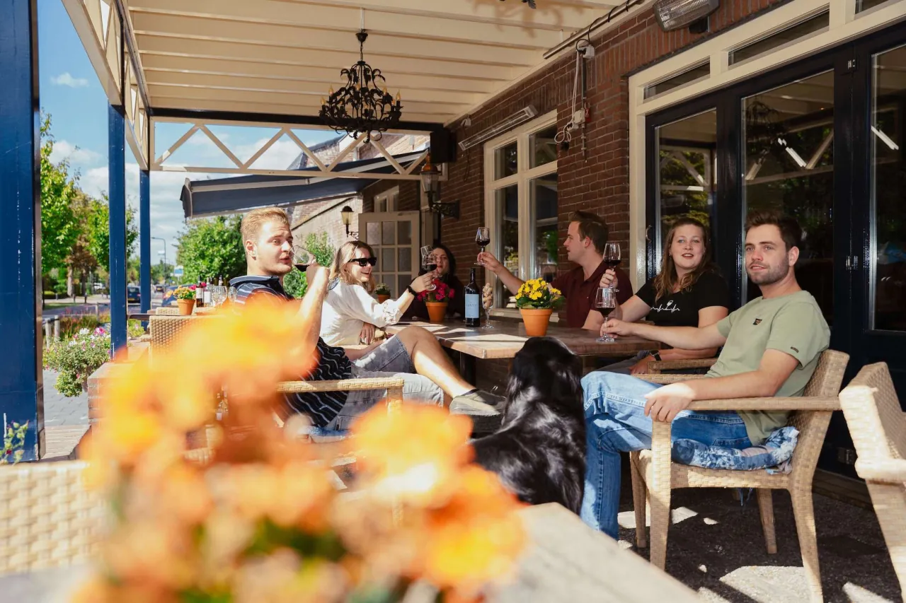 Gasten zitten bij Proeflokaal de Peel
