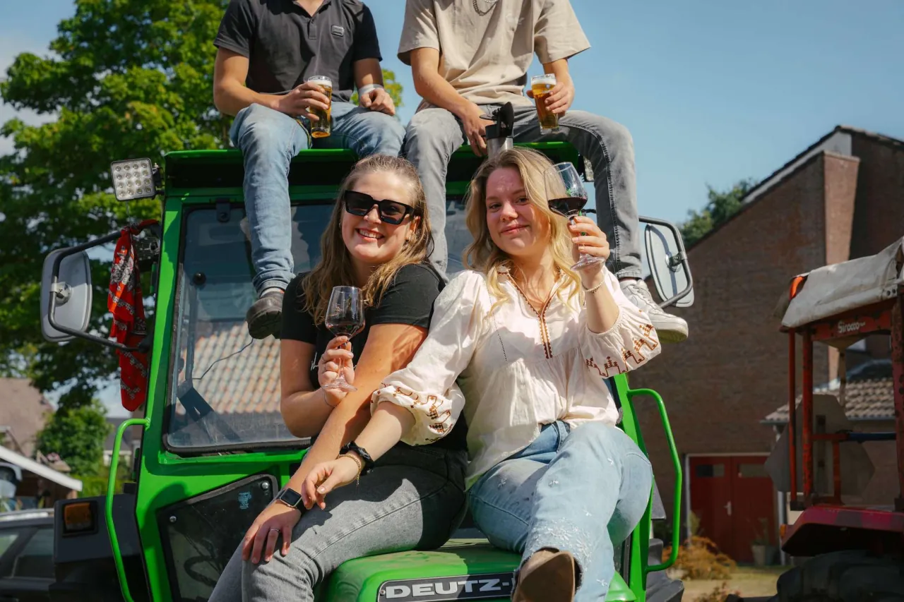 Vrienden op een trekker