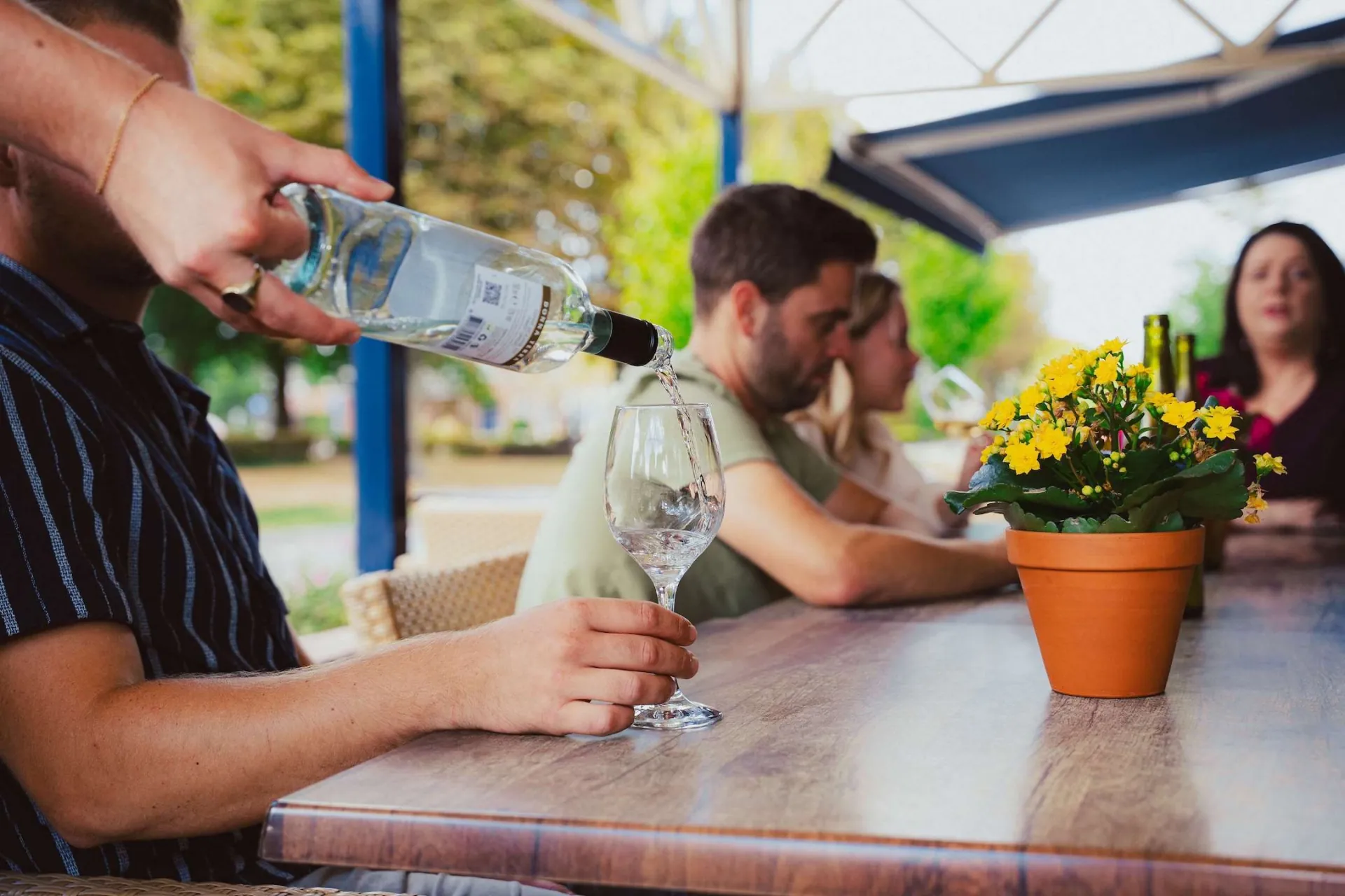 Glas wijn inschenken